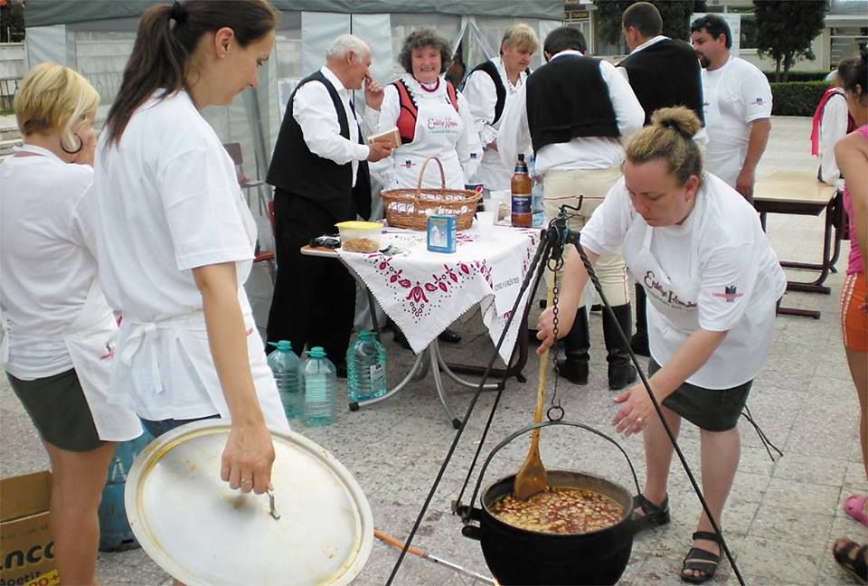 Gulaș preparat după o rețetă veche cam de cinci veacuri, la „Zilele Maghiare din județul Hunedoara”