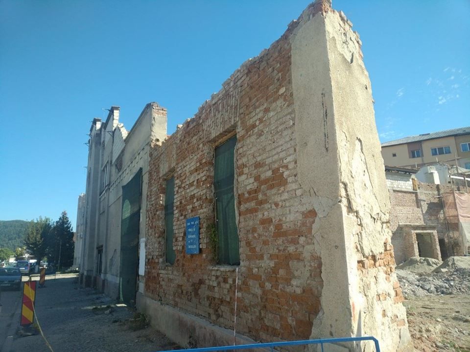 FOTO| Cinematograful din Brad, în reparații capitale. Clădirea, un real pericol