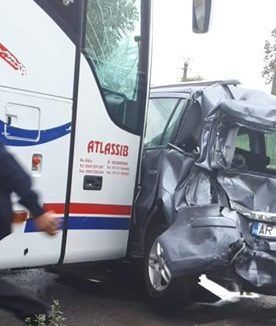 FOTO| Accident, cu un autocar Atlassib, pe „centura” Devei