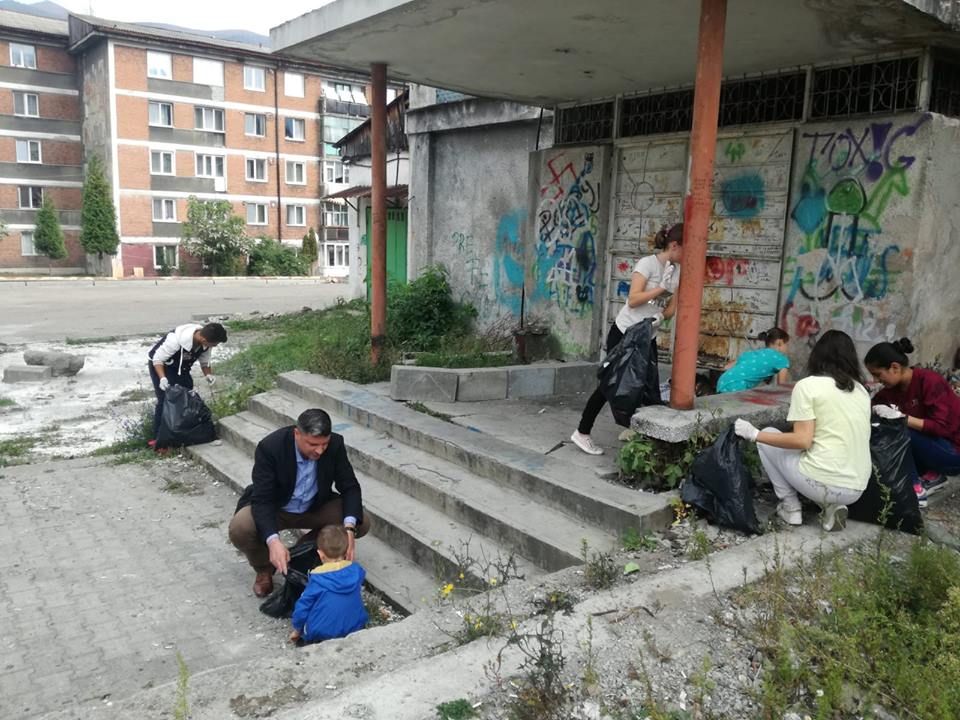 Lupeni: Sute de voluntari au curățat orașul de mizerii