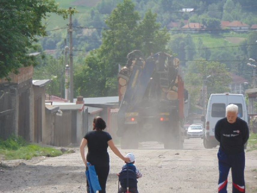 Trăiesc în municipiu, dar nu au acces la sistemul de canalizare