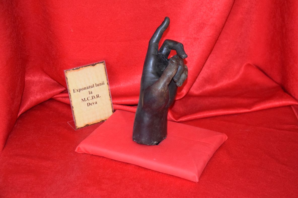 O mână din bronz, “exponatul lunii” la muzeul din Deva