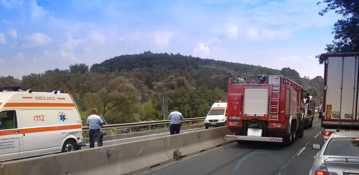 Ambulanță, implicată într-un accident rutier pe DN 7, la intrarea în Deva