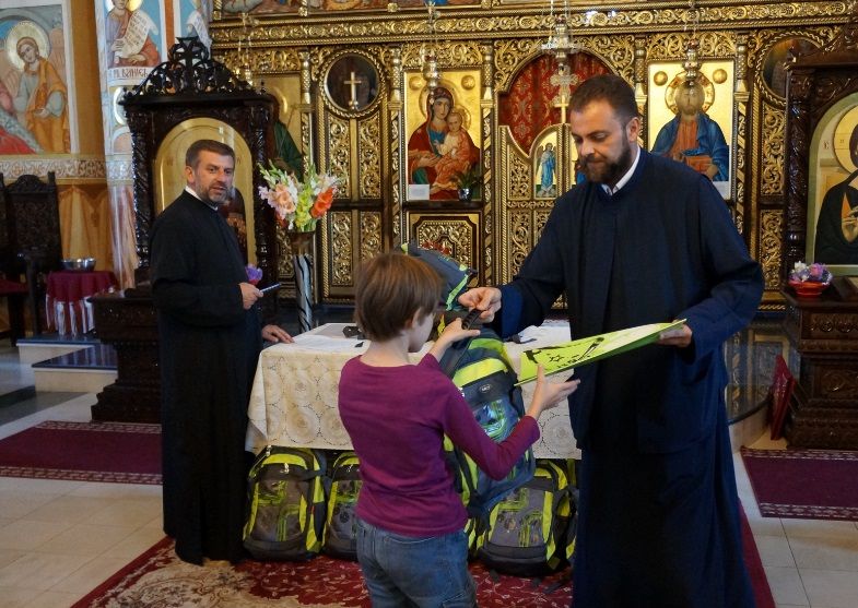 ACŢIUNE CARITABILĂ| Peste 300 de copii sărmani au primit ghiozdane pline cu rechizite, din partea Episcopiei Devei şi Hunedoarei