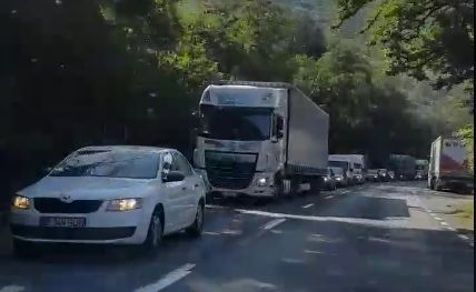 Aglomerație mare pe DN 7, între Deva și Vețel. Coloană de mașini, pe o distanță de circa 10 kilometri