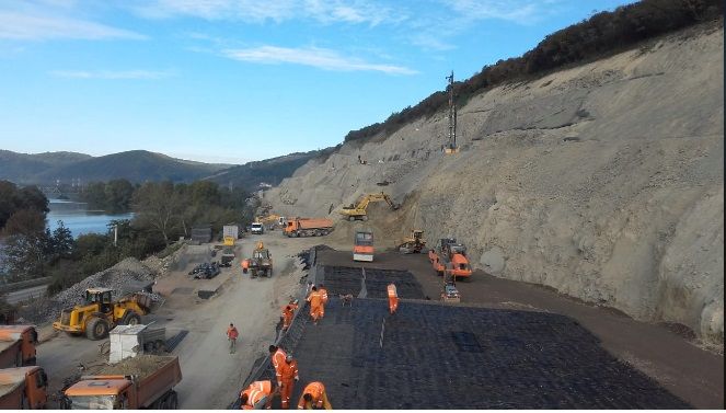 Muncitorii de pe lotul 4 al autostrăzii A1 Lugoj -Deva intră, de luni, în concediu. Ce lucrări s-au făcut luna aceasta?