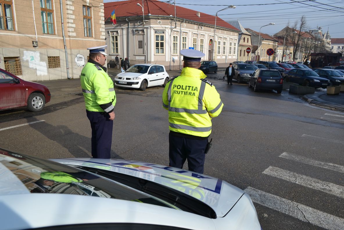 Peste o sută de poliţişti hunedoreni, mobilizaţi în prima zi de şcoală