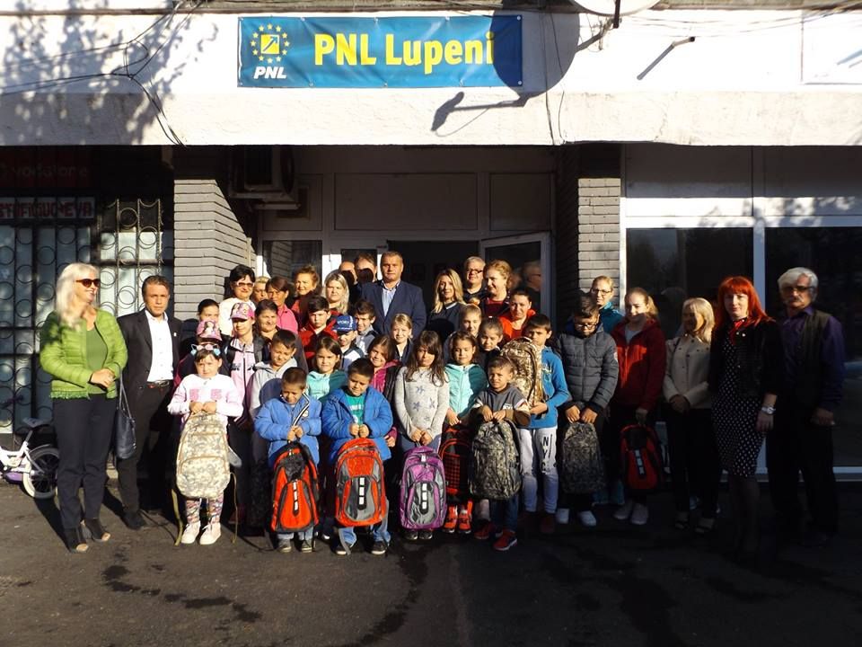 Lupeni: Rechizite pentru elevi