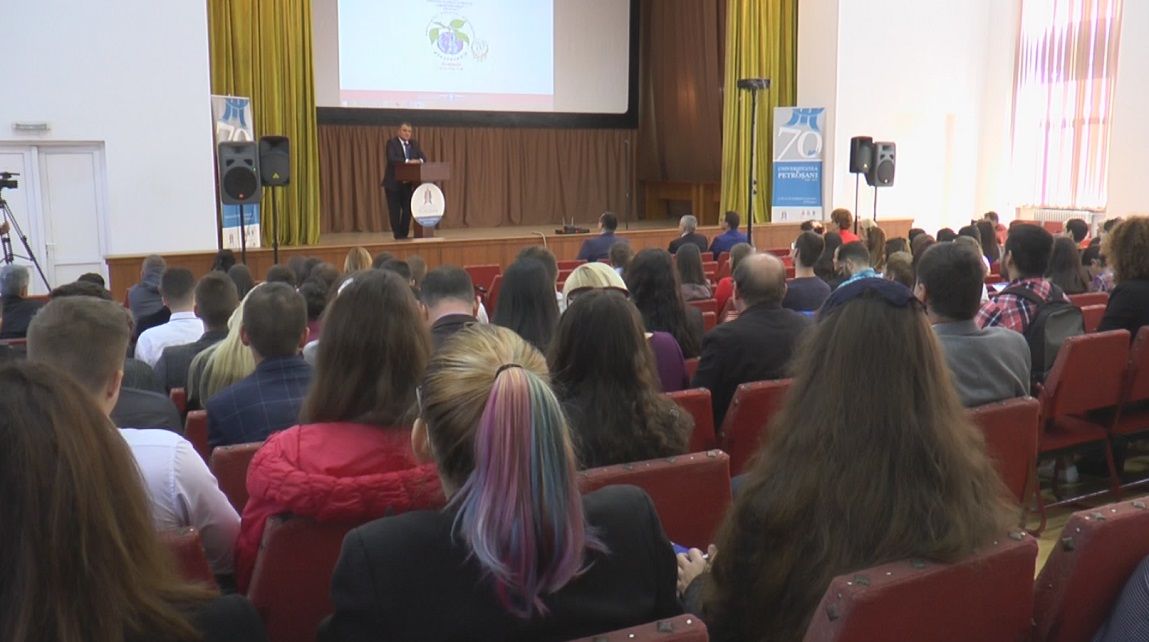 Universitatea Petroșani: Sute de locuri bugetate la studiile de licență