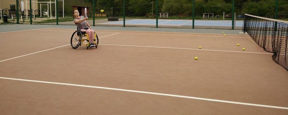 O deveancă joacă tenis de performanță dintr-un scaun cu rotile. Pasiunea pentru "sportul alb" o îndeamnă să își urmeze visul