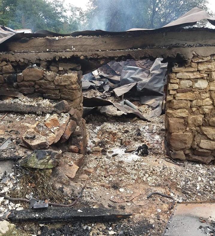 Caz cutremurător în satul Cioclovina. Și-au pierdut fratele într-un incendiu și au rămas sub cerul liber, în prag de iarnă