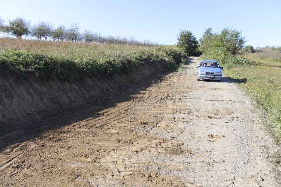 FOTO| Au început lucrările de reabilitare a DC 170B, dintre satul Mesteacăn și Brad. Drumul a fost luat de ape în vară