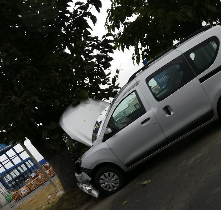 Accident la intrarea în Deva. O mașină a intrat într-un copac după ce șoferului i s-ar fi făcut rău