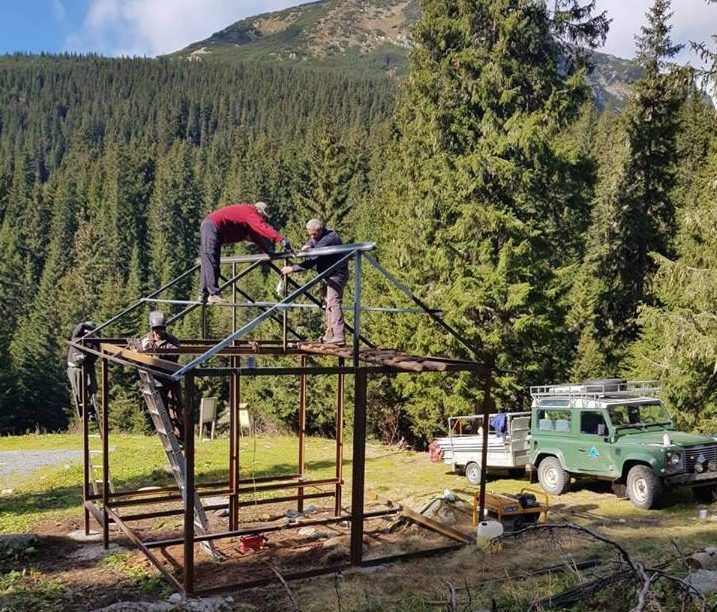 FOTO| Adăpost pentru rangeri, construit în Retezat