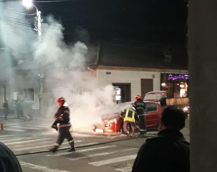 Autoturism în flăcări, aseară, pe o stradă din Deva