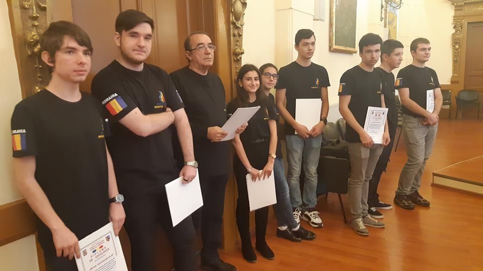 „Diplome de Excelență” pentru liceenii din echipa „RobotX” Hunedoara