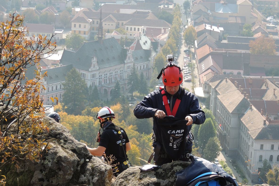 SIMULARE| Turistă captivă pe o stâncă, salvată de pompierii alpiniști din Deva