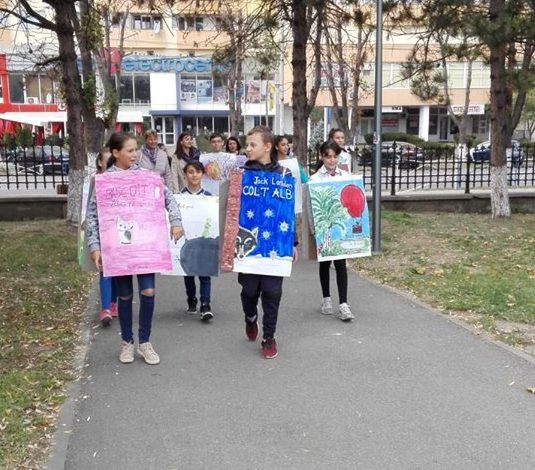 FOTO| Cărţi „umblătoare” prin Hunedoara. Locuitorii, chestionaţi în legătură cu importanţa lecturii