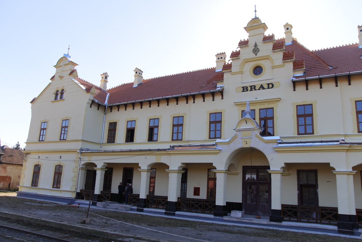 FOTO| Lucrările la gara din Brad continuă. Iată cum arată acum clădirea - monument istoric
