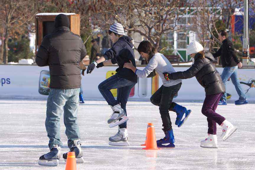 Patinoarul artificial, amenajat în altă parte. Devenii s-ar putea da pe gheaţă, la iarnă, în parcul central