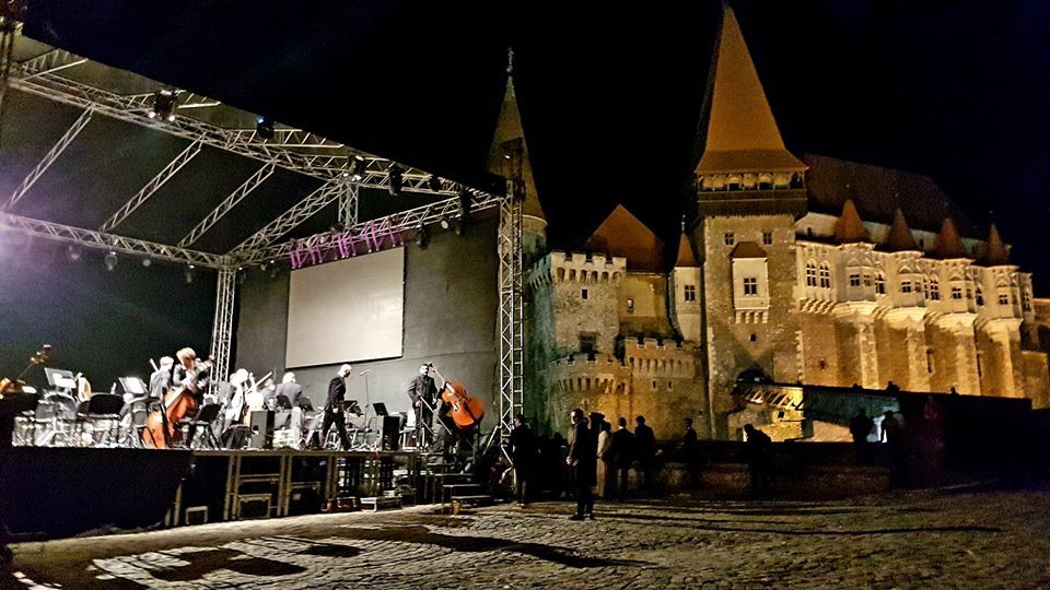 FOTO-VIDEO| Concert extraordinar, aseară, în curtea exterioară a Castelului Corvinilor din Hunedoara