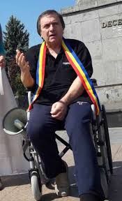 Protest din scaunul cu rotile împotriva Guvernului. „Nu mai fiți plutonul de execuție, gardieni agresivi și ucigașii propriului popor!”