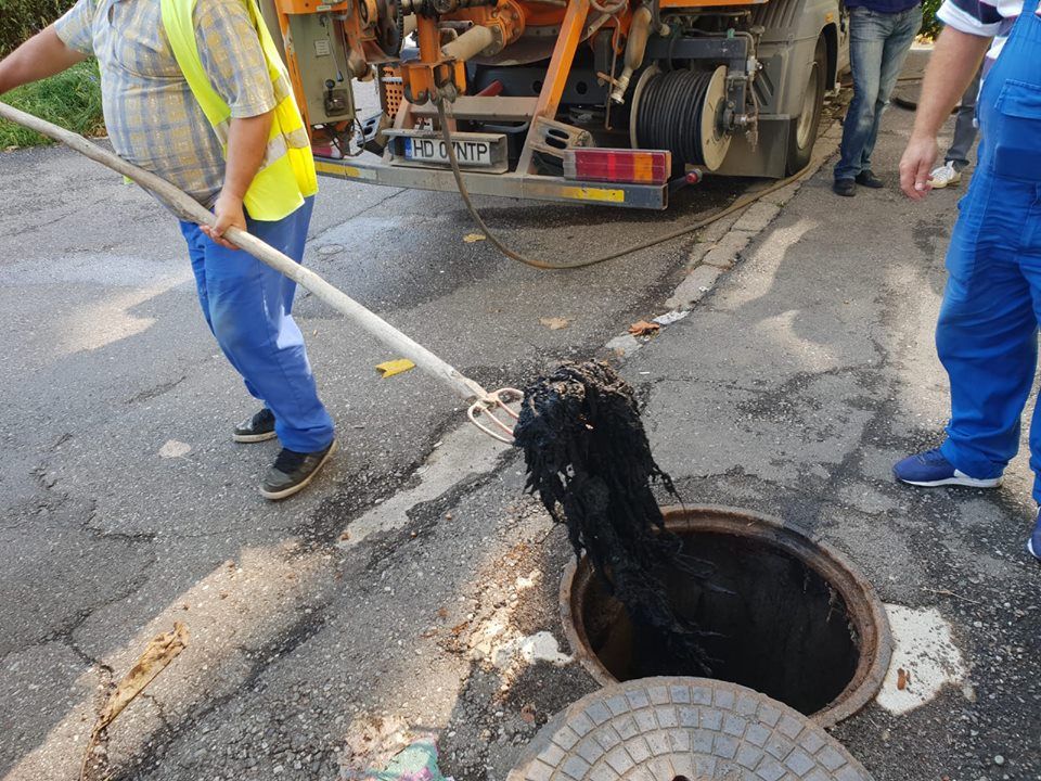 Imagini care îți întorc stomacul pe dos. Ce au putut scoate muncitorii din canalizarea Devei