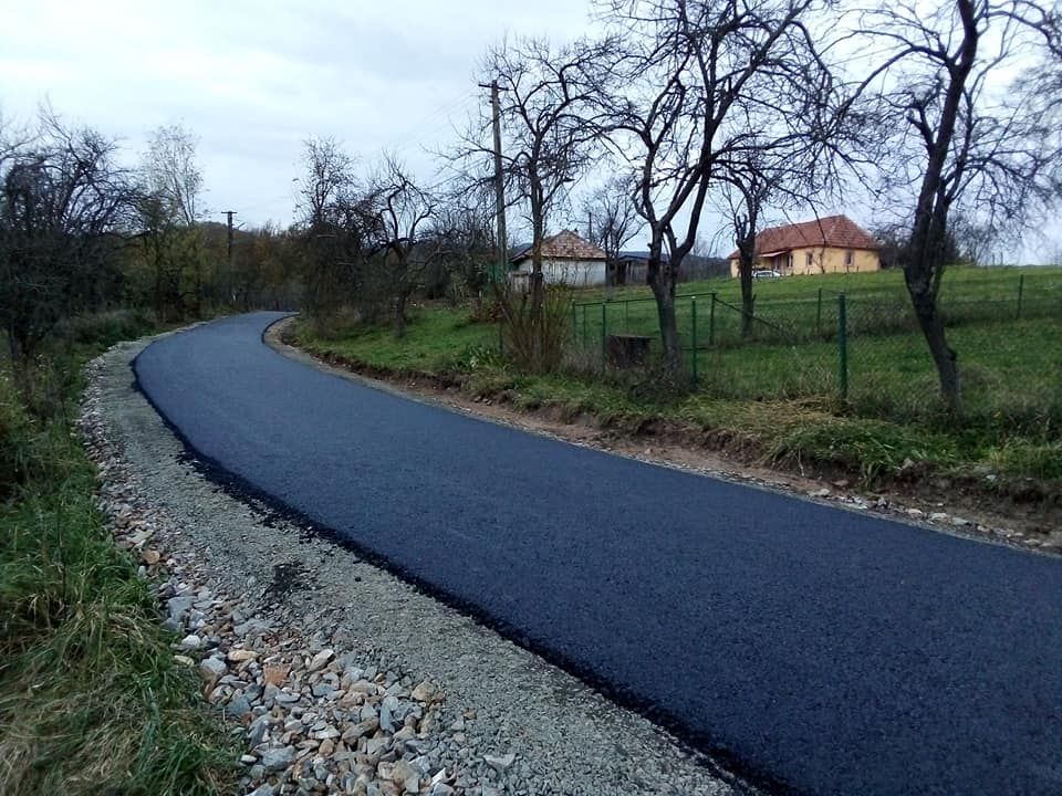 S-a turnat primul strat de asfalt pe drumul spre satul Mesteacăn