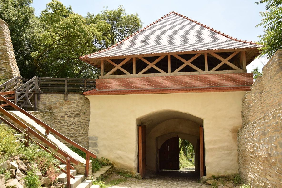 Taxă pentru turiștii care vizitează Cetatea Devei pe jos. Proiect în dezbatere publică