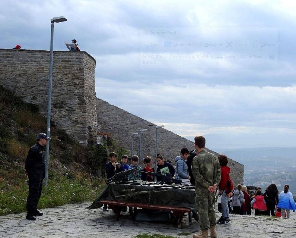 Sute de turiști, în Cetatea Devei. Vizitatorii, impresionați de „asaltul” trupelor airsoft