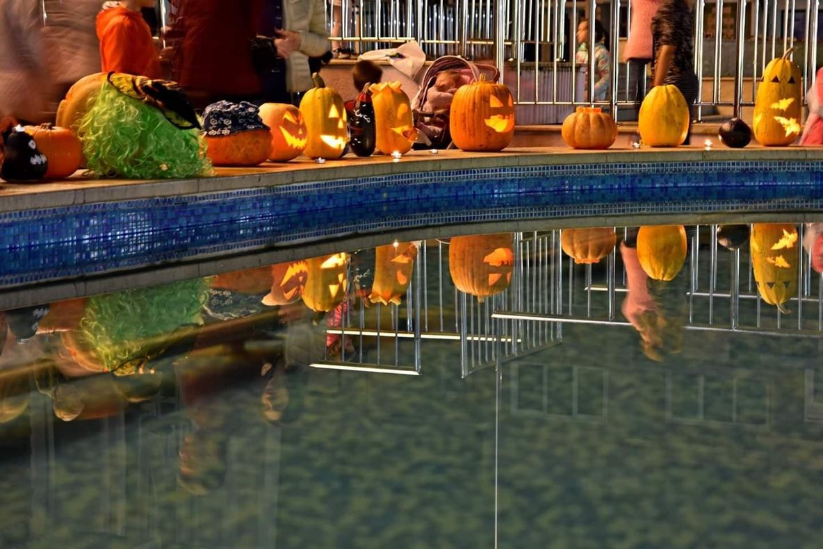 FOTO| Fântâna arteziană muzicală din Deva, luminată feeric de lămpașe din dovleci