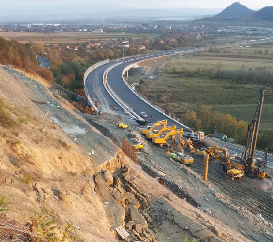 Alunecarea de teren de pe lotul 4 al A1 Lugoj -Deva ar putea „produce întârzieri nedorite”