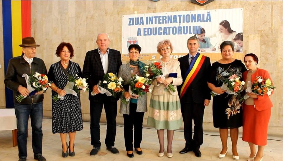 La mulți ani, dascălilor!