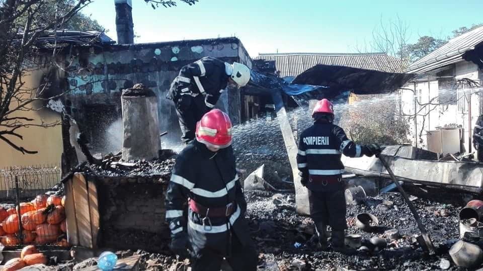 Acoperișul unei case din Lupeni a fost distrus de un incendiu
