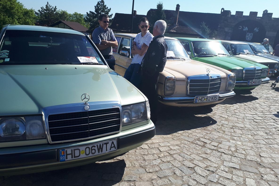 Retroparada toamnei reunește colecționarii mașinilor de epocă la Deva