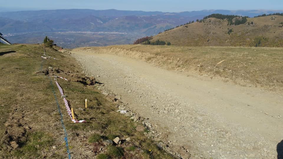 Lucrările la drumul spre Parâng bat pasul pe loc