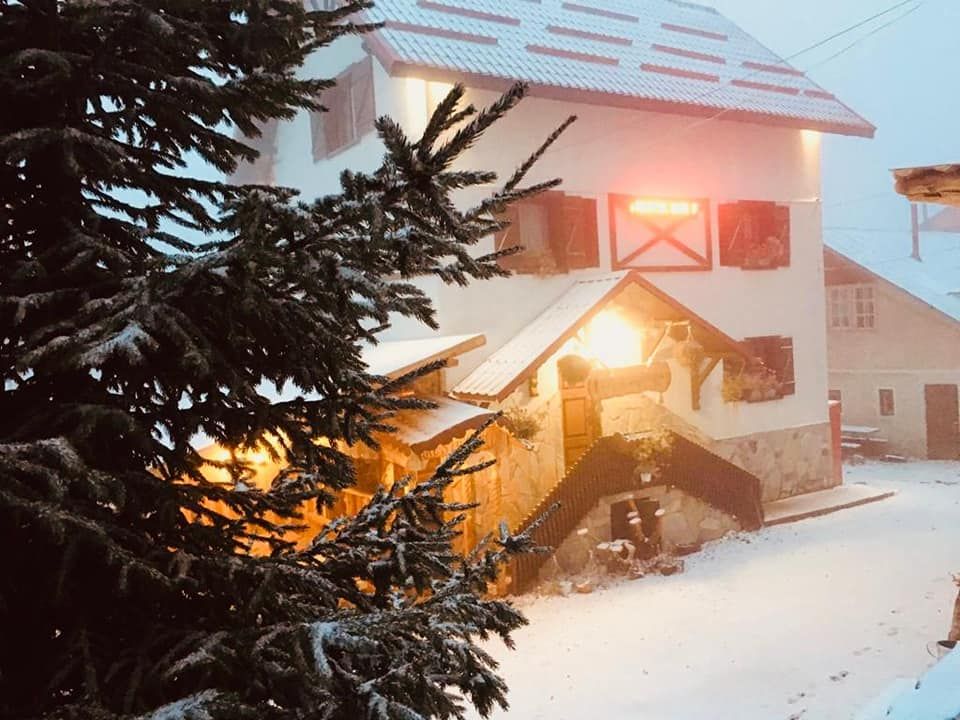 Zăpadă în stațiunile montane din Valea Jiului