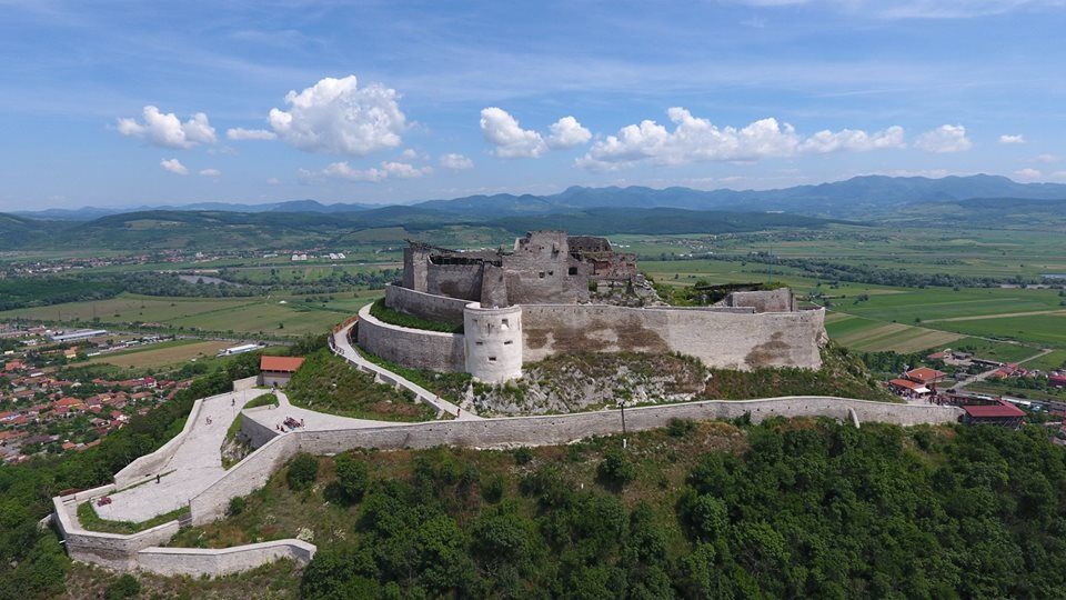 Turiștii care urcă pe jos în Cetatea Devei nu vor fi taxați. Momentan