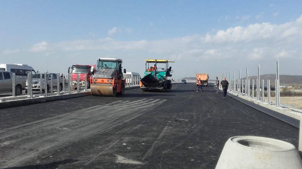 FOTO| S-a turnat primul strat de asfalt la joncțiunea A1 cu nodul de la Șoimuș