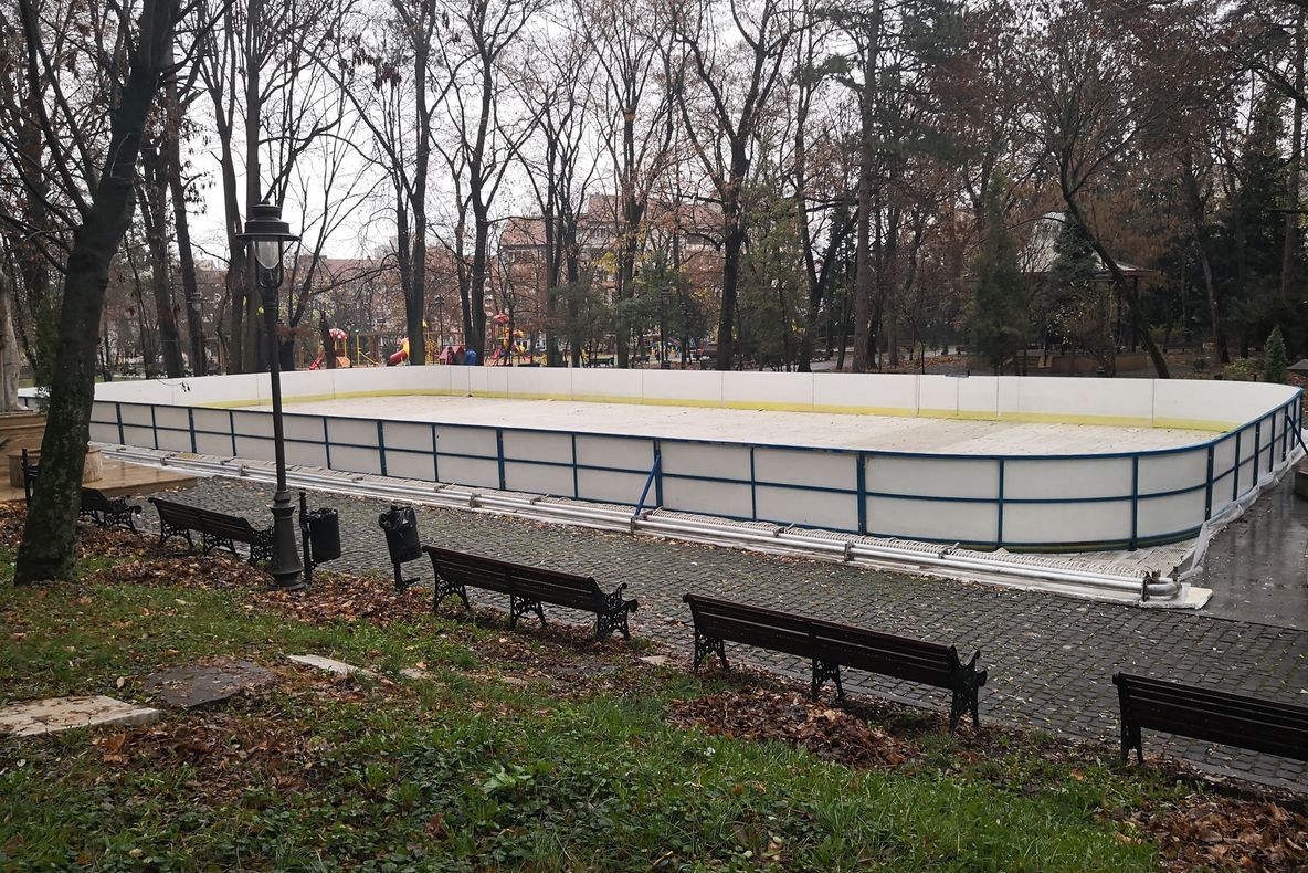 FOTO| Patinoarul din Deva, deschis de la începutul lunii viitoare. Acesta a fost montat în parcul central al orașului
