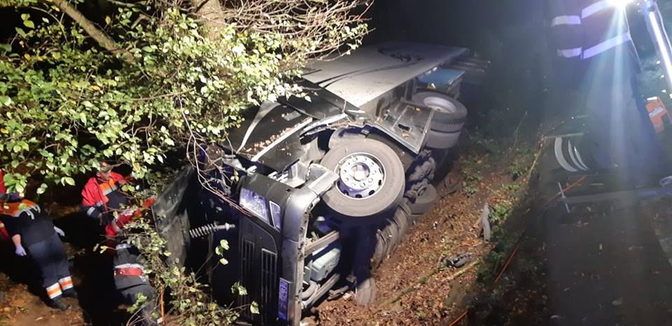 FOTO| Un șofer de TIR a murit într-un accident produs pe DN 7, la Săcămaș