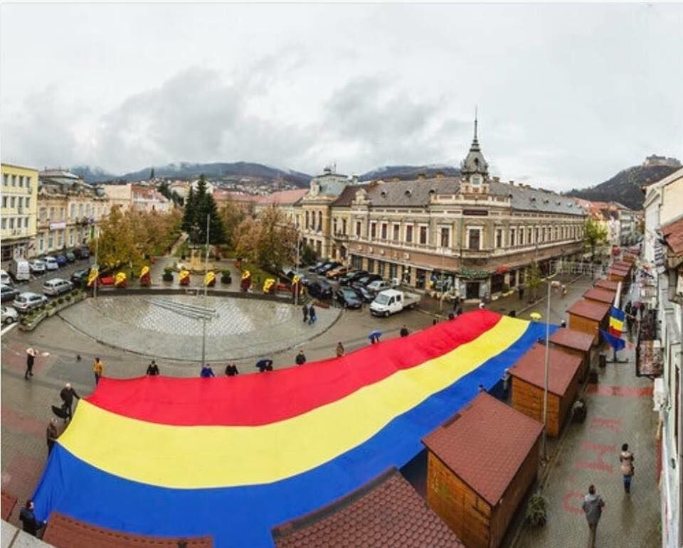 FOTO| „Caravana Tricolorul” a ajuns la Deva. Un drapel uriaş, purtat prin centrul vechi al oraşului