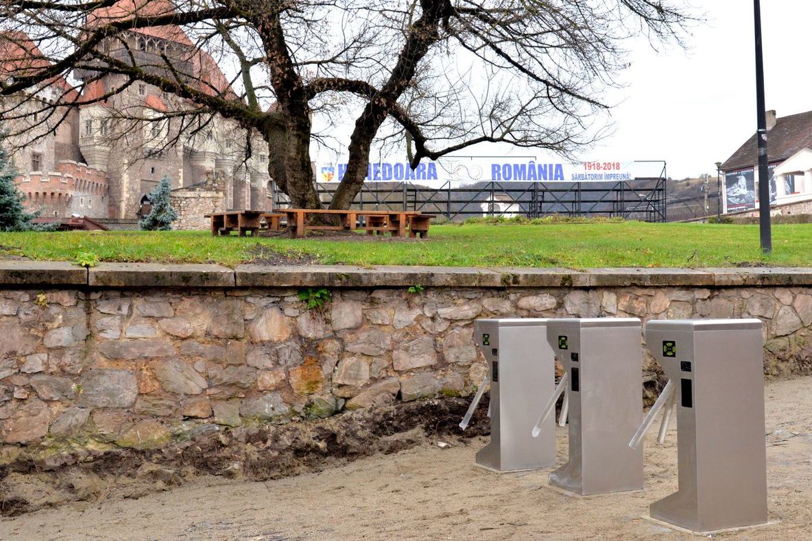 FOTO| A început montarea turnicheților la Castelul Corvinilor din Hunedoara