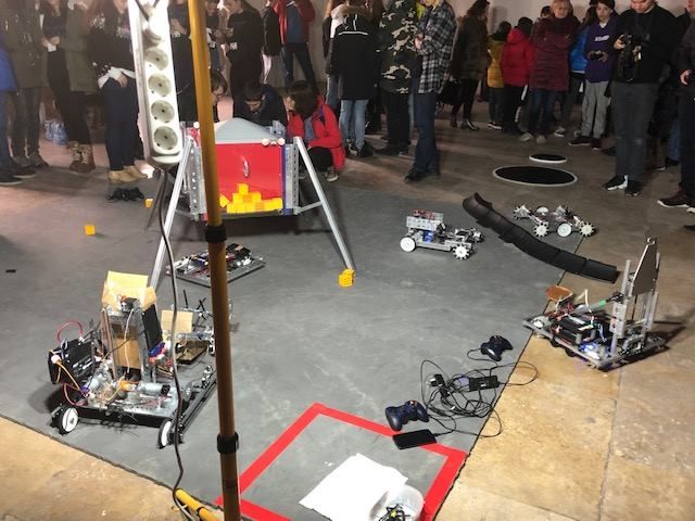 FOTO| Roboţi la Castelul Corvinilor din Hunedoara. Vizitatorii, impresionaţi