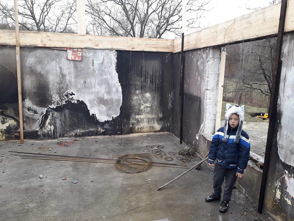 Apel umanitar pentru familia cu trei copii, din Brad, căreia i-a ars casa