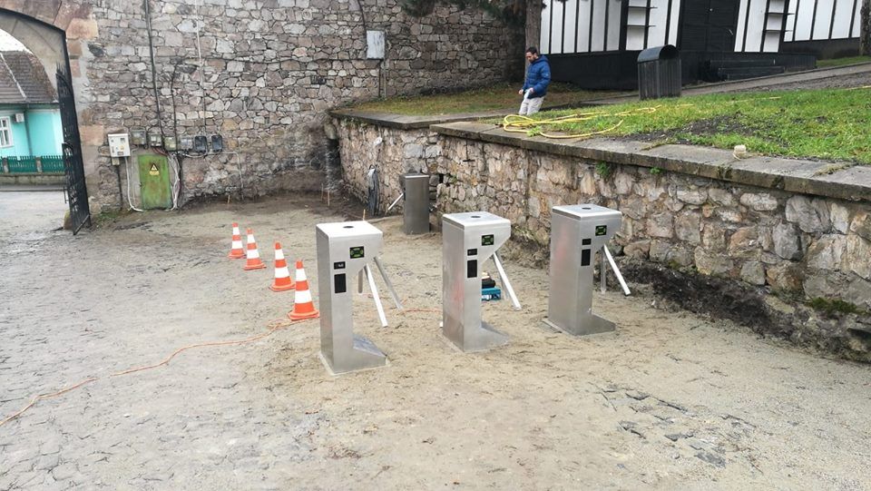 Turnicheţii de la Castelul Corvinilor au stârnit controverse. „Nici la Versailles nu se plătește să intri în curte”