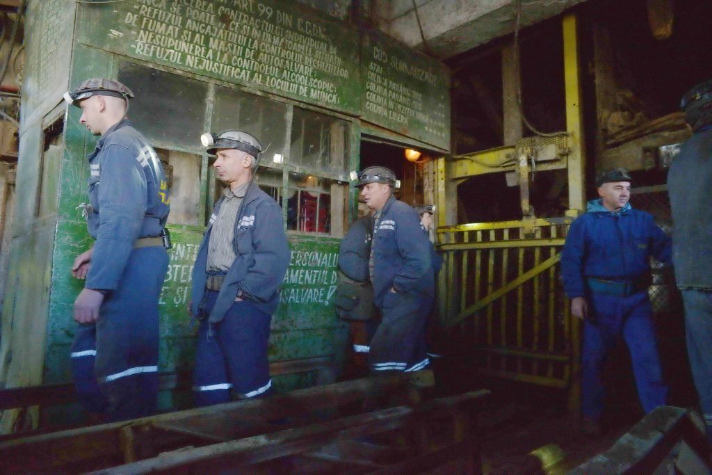 Sute de angajați ai Complexului Energetic Hunedoara, concediați în prag de iarnă