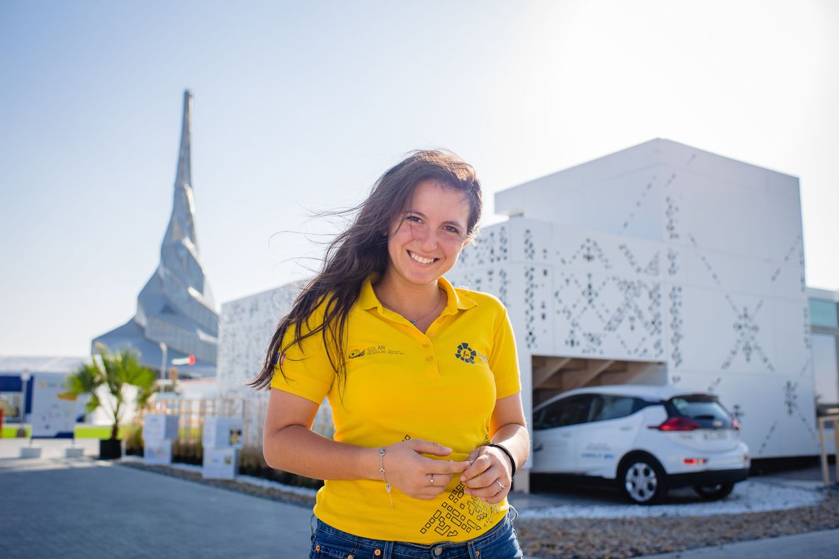 O tânără din județul Hunedoara reprezintă România la olimpiada caselor solare, în Dubai