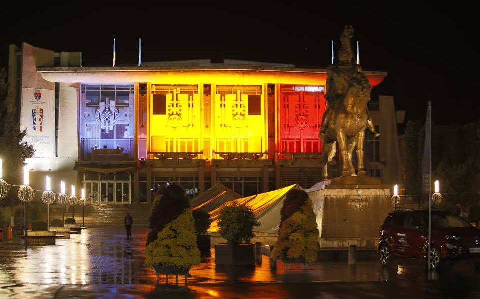 FOTO| Clădirea fostei Case de Cultură din Deva, iluminată în culorile Tricolorului