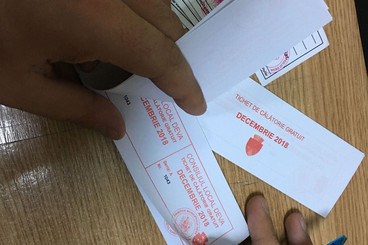 De astăzi, la Deva, începe distribuirea tichetelor gratuite pentru transportul public local